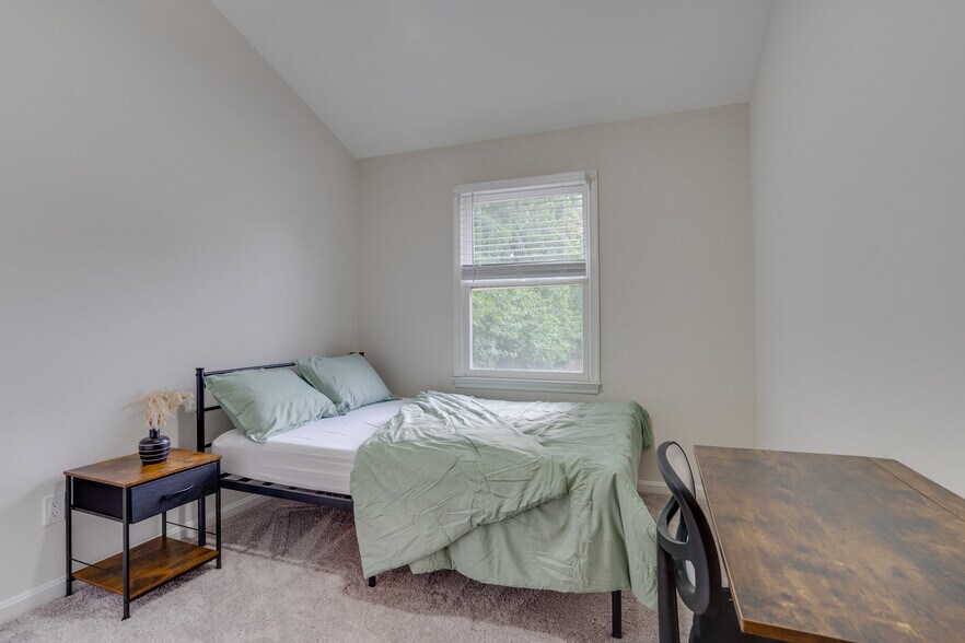 Primary Photo - 3700 Roxbury Ln