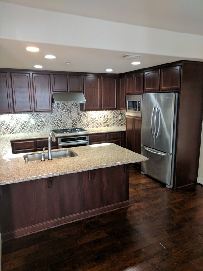 Building Photo - Luxury 3 bedroom 3 bath located in great a...