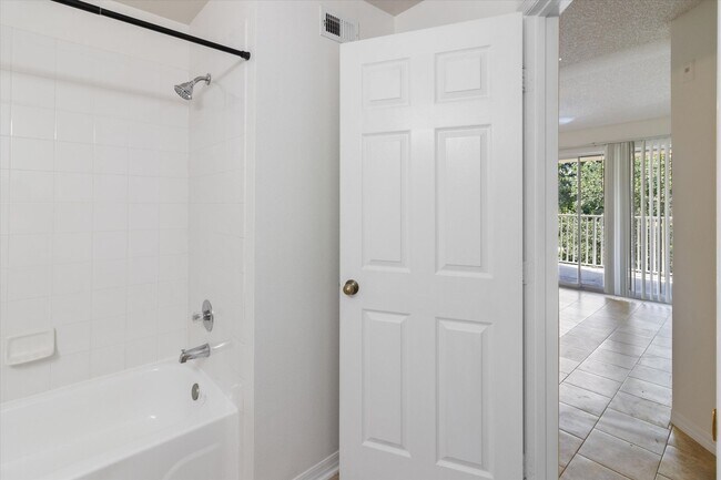 Building Photo - 1999 Summer Club Dr