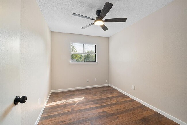 Building Photo - 200 Concho St