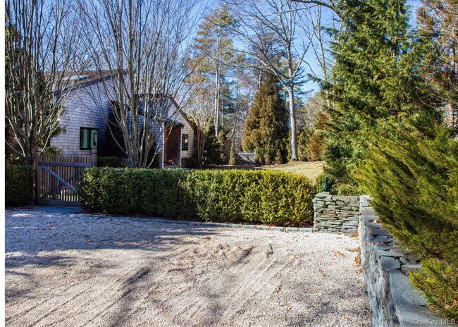 Building Photo - 5 Southwood Ln