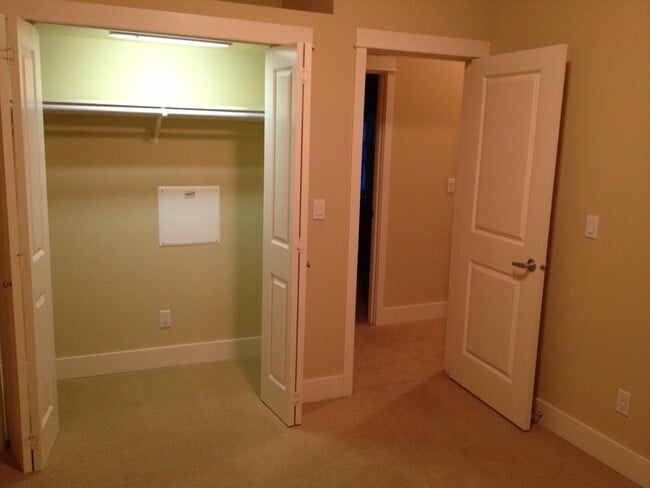 Building Photo - 3bd/2.25ba Seattle Home