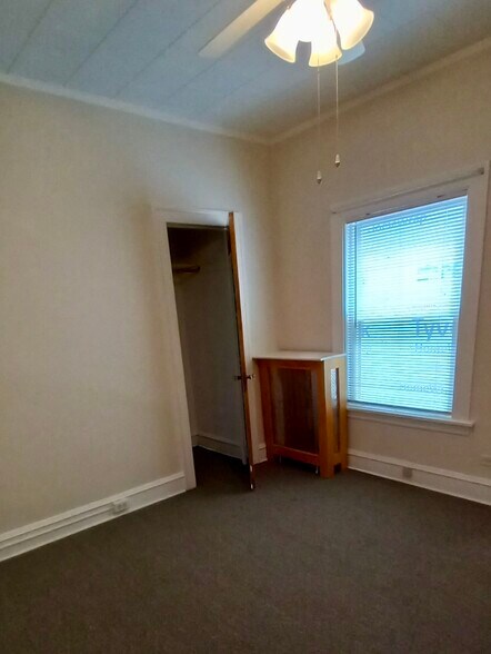 Middle bedroom - 6734 N Oxford Ave