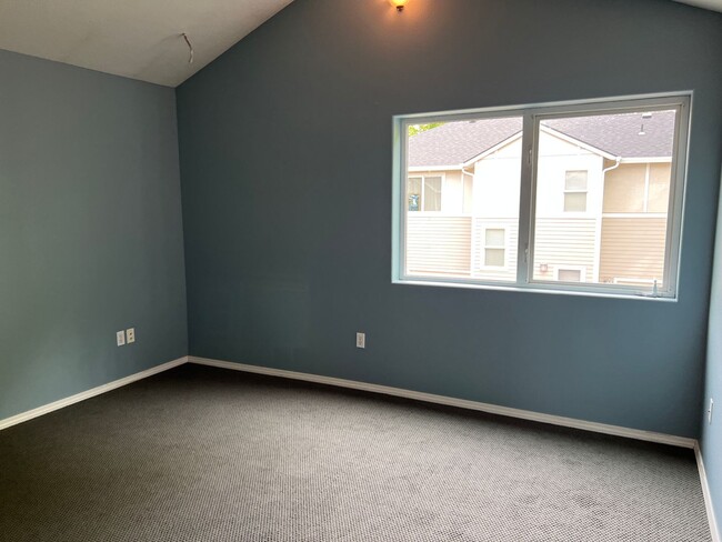 Building Photo - 2 Bed, 2 1/2 Bath townhome close to the Ri...