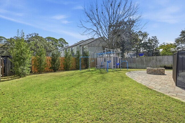 Building Photo - Stunning 4 Bedroom Home with Solar Energy & Private Pool!