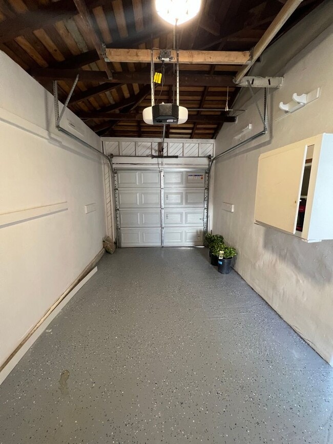 Building Photo - Fully Renovated 2 Bedroom 2 Bathroom in Ci...