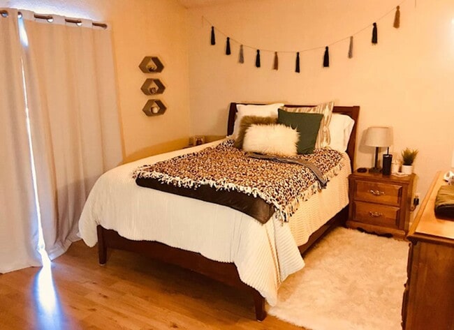 Building Photo - 4 Bedroom 2 Bath House in M Section of Rohnert Park