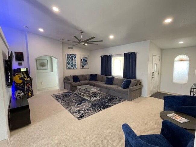 Building Photo - * Occupied* Unfurnished Long Term Pool Hom...