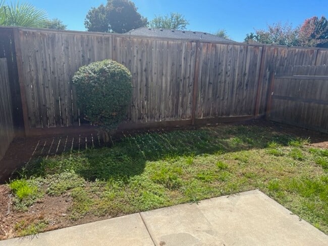 Building Photo - 3 BEDROOM TOWNHOME/ FENCED YARD/ ATTACHED GARAGE