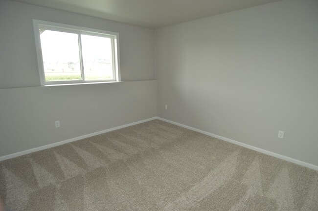 Building Photo - 4 bed 2 bath Townhome for rent!