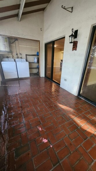 Building Photo - 20005 NE 3rd Ct