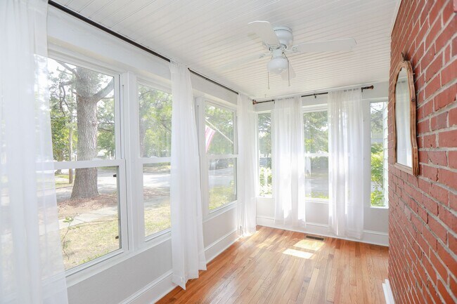 Building Photo - Stunning home rental in Portsmouth!