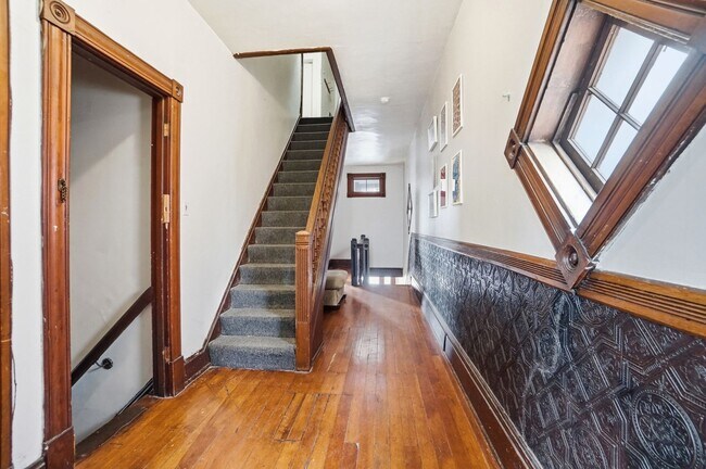 Building Photo - 7 bed/2 bath on Rohs St., Mins. from UC for Only $600/pp ($4,200/mo)! $250 SIGN ON BONUS FOR LTO!!!
