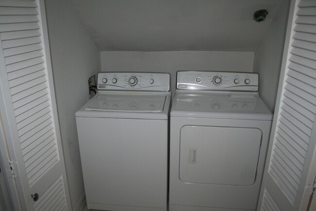 Building Photo - Live at the Center of Modern Conveniences & Entertainment.(500.00 off first full months rent)