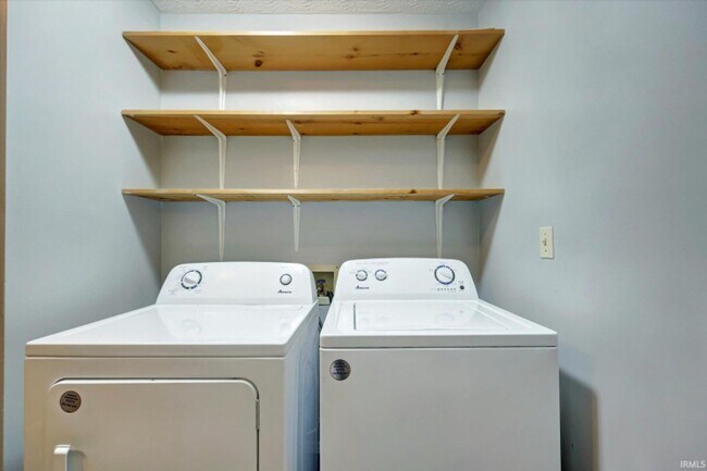 Building Photo - Available now!! Great quiet neighborhood —...