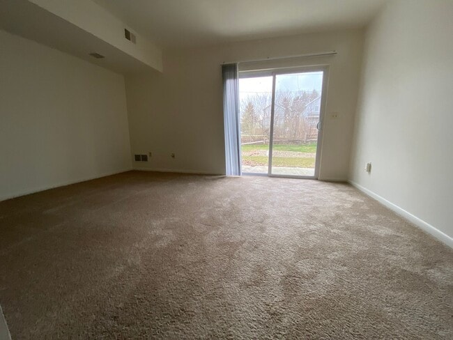 Building Photo - Lovely Hemlock Square 2BR Townhouse with Great Natural Light and Central Air!! Call Today!