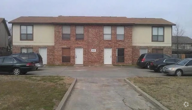 Building Photo - Great 2 Bdrm 1.5 Bath Duplex - Keller, TX