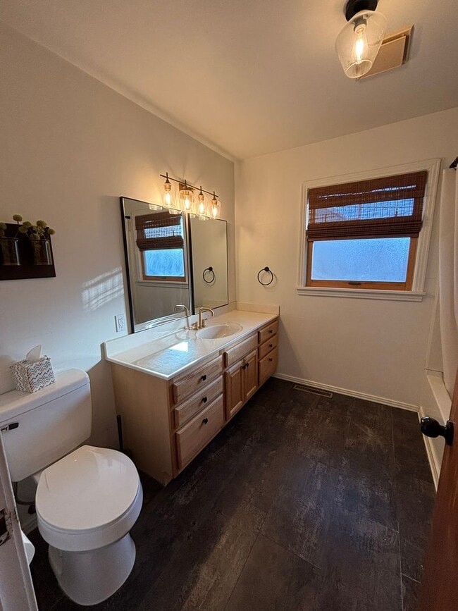 Building Photo - 3 BED | 1.5 BATH | SPACIOUS HOME | CENTRAL