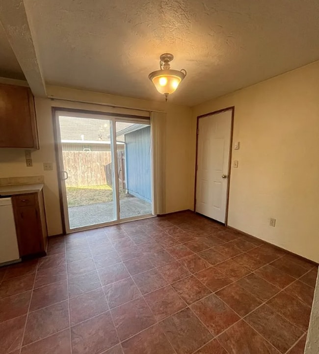 Building Photo - Spacious 3 Bedroom Home with Fenced Yard & Oversized Garage in Eugene