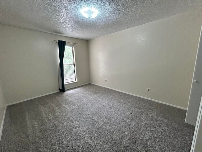 Building Photo - 8601 Memphis Dr