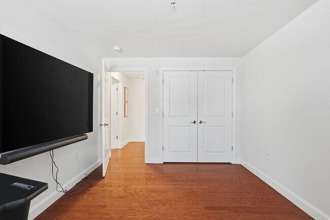 Building Photo - 855 Main St