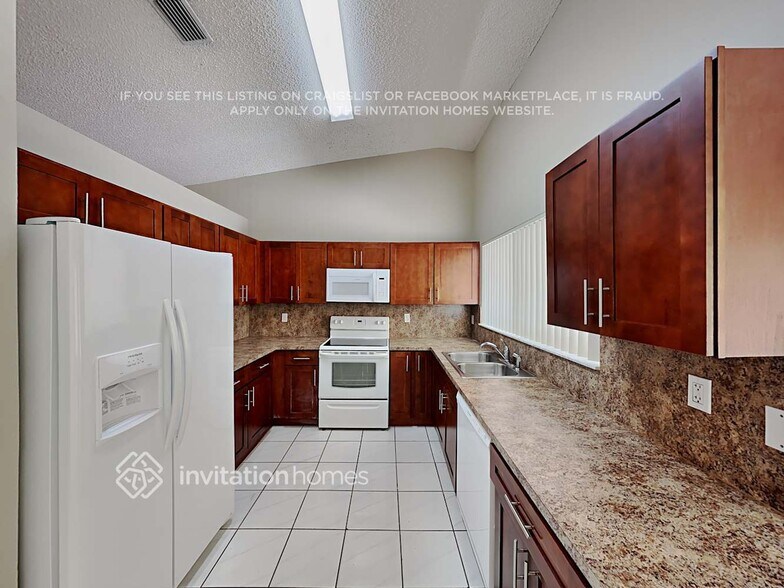 Building Photo - 4711 SW 142nd Ct