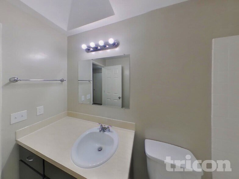 Building Photo - 2504 26th St SE