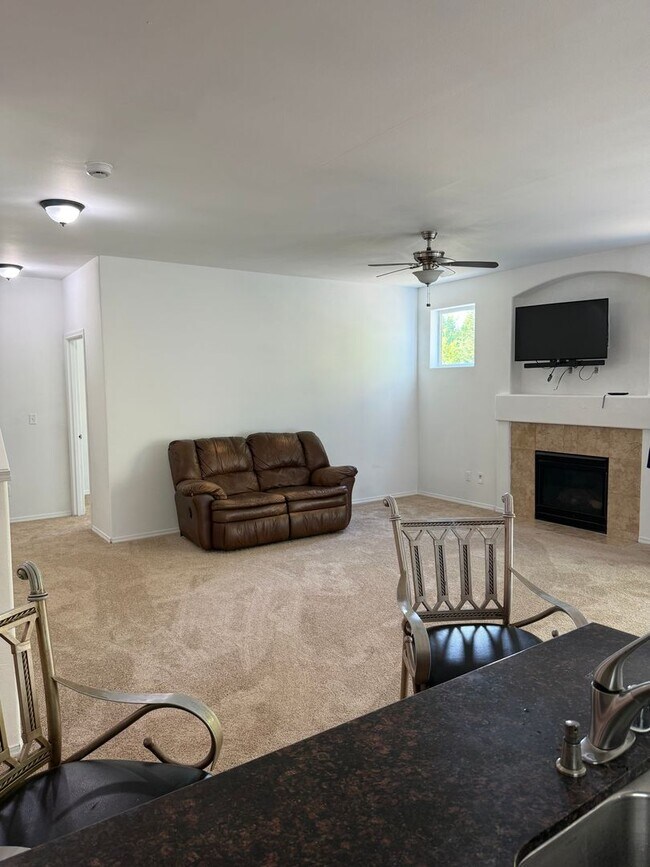Building Photo - 5 bedroom spanaway home!