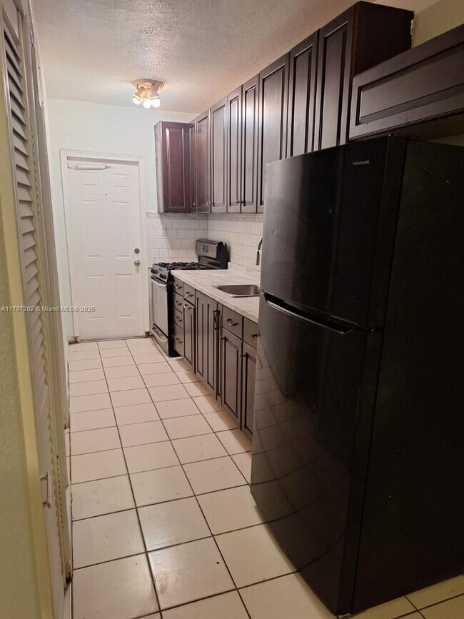 Primary Photo - 7753 Hawthorne Ave
