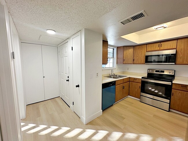 Building Photo - REMODELED 2 BEDROOM CONDO