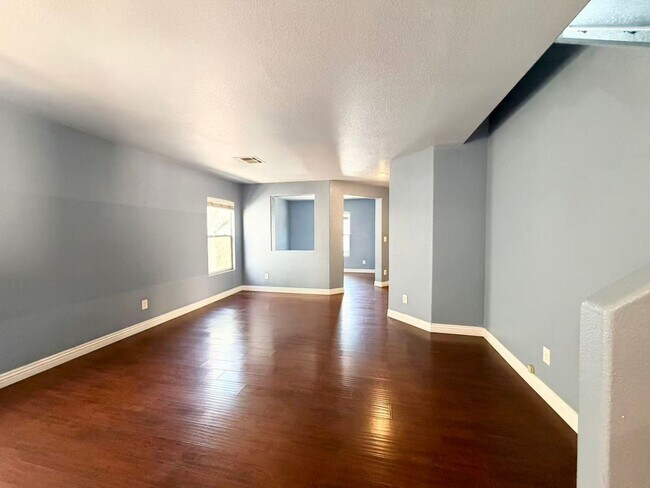 Building Photo - Beautiful 2-story home offering 3 bedrooms, 2.5 bathrooms