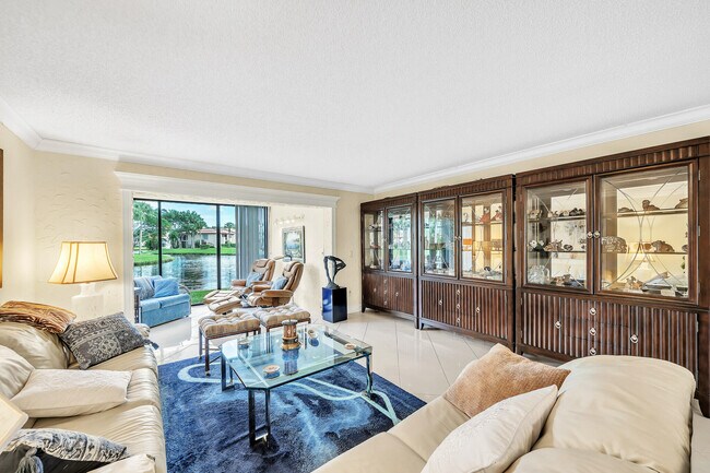 Building Photo - 9285 Vista del Lago