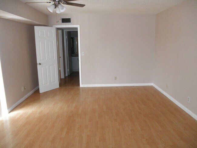 Building Photo - 571 Springdale Cir