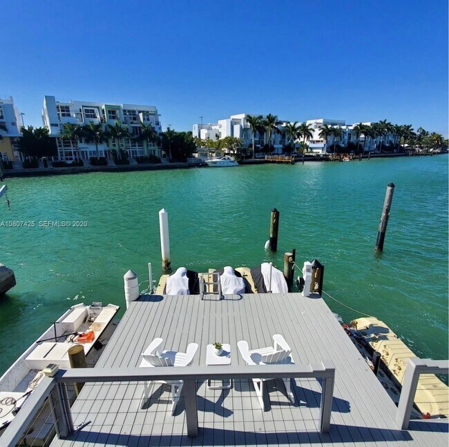 Building Photo - Beautiful waterfront townhouse in the heart of Miami