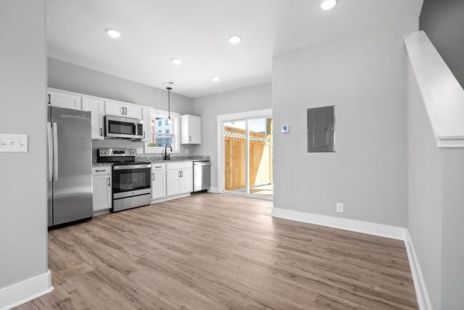 Building Photo - 2 Bedroom Townhome For Rent in Historic Downtown Clarksville!