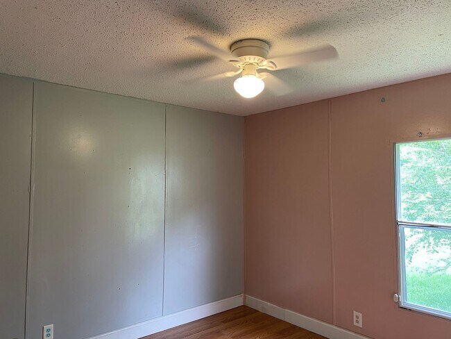 Building Photo - Country living with spacious front and backyard - 3 beds/ 2bath available now!!