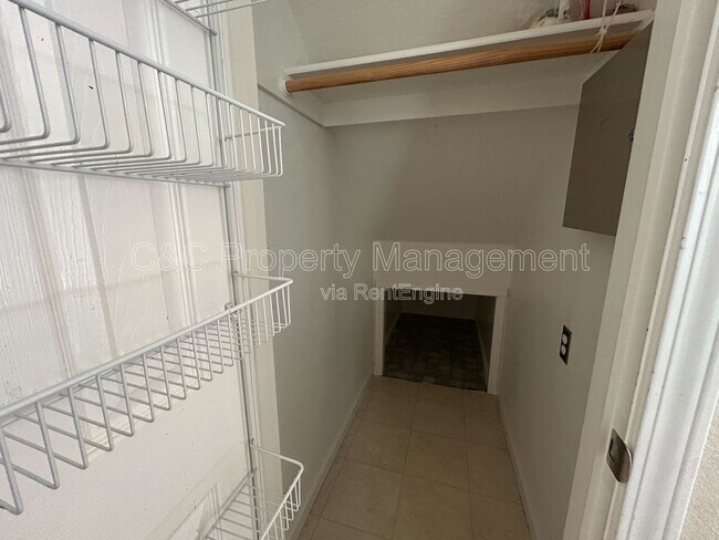 Building Photo - 5023 Lakeshore Dr