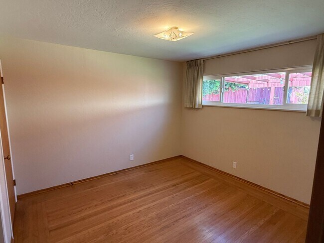 Building Photo - Spacious 3 bedroom, 1.5 bathroom Home in R...