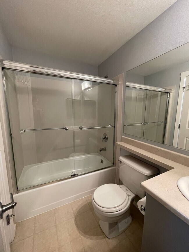 Building Photo - Welcome Home to Comfort & Convenience in E...