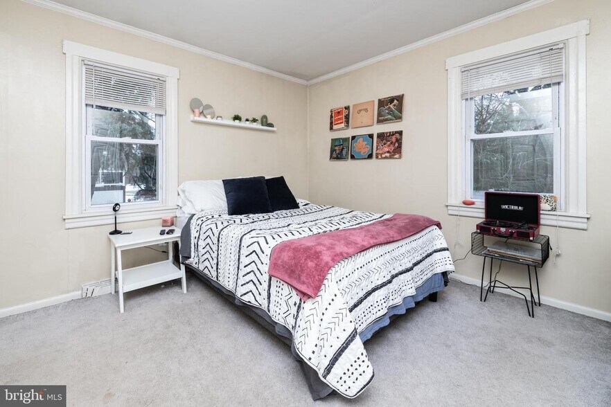 Building Photo - 10 E Linden Ave