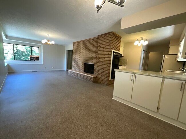 Building Photo - 4 bdrm 3 bth plus a Den/office Home 2 Car ...