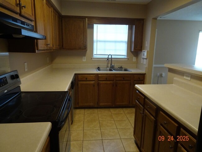 Building Photo - 3 Bedrooms, 2.5 Bathrooms Townhouse Rental