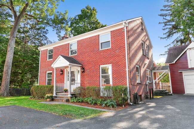 Primary Photo - 11A Mead Ave