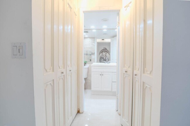 Building Photo - 3760 Inverrary Dr