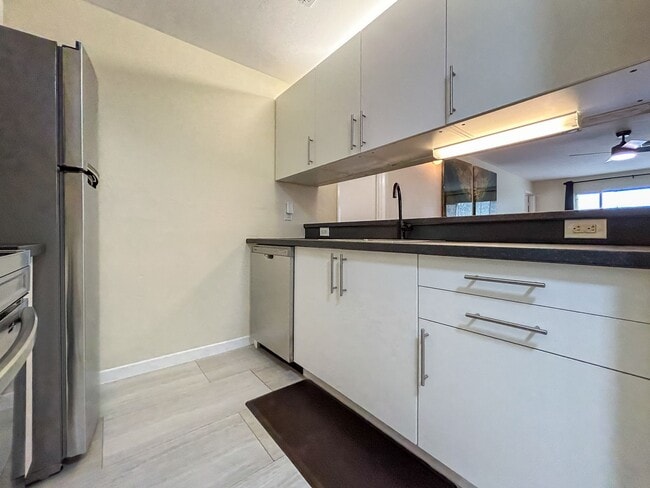 Building Photo - Beautiful Room for Rent in a 4/4 Unit - University Terrace West 511-B