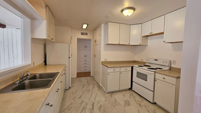 Building Photo - 4bed 2 bath