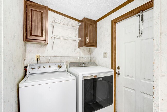 Building Photo - 3 Bedroom/2 Bathroom Equine Farm Home