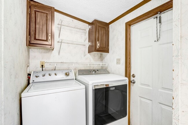 Building Photo - 3 Bedroom/2 Bathroom Home For Rent