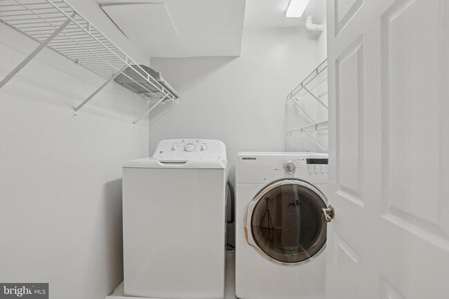 Building Photo - 4043 Lake Glen Rd