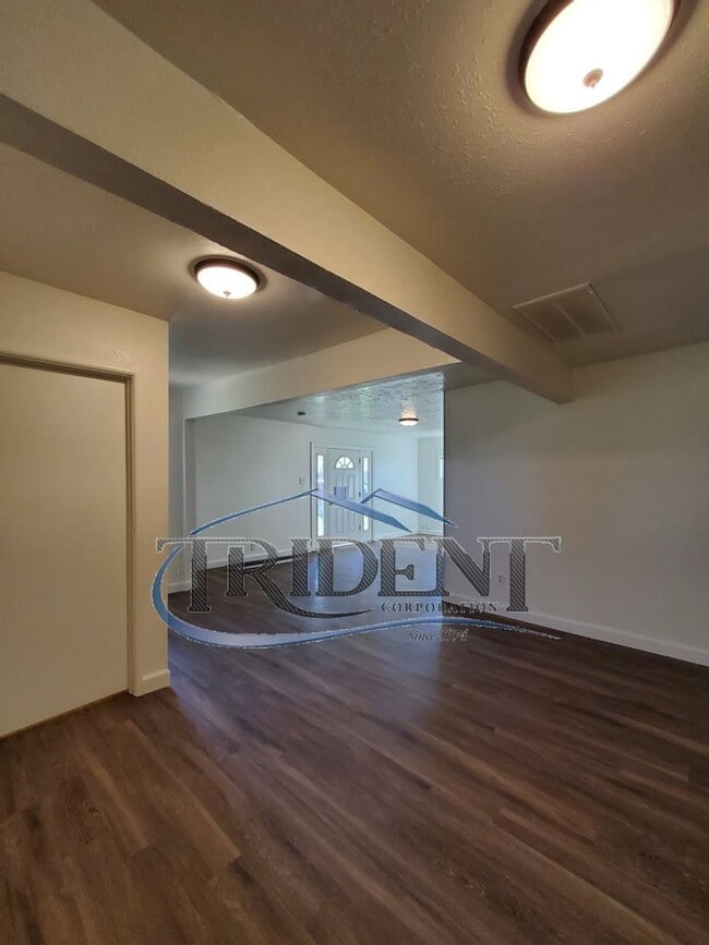 Building Photo - 1825 Sierra Way